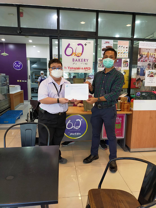 Mr. Theerawich Phrukngampun was congratulated and presented with a training certificate by the Manager of 60+ Plus Bakery & Chocolate Café Project.