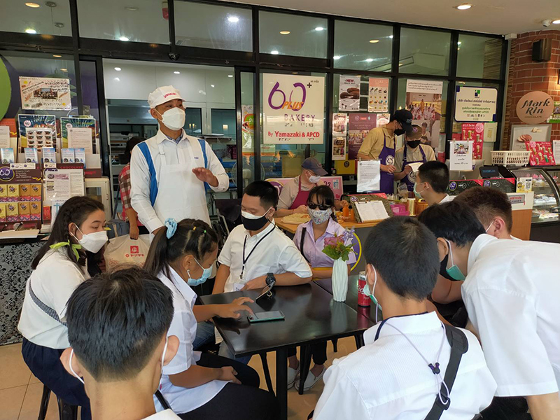 4.	Mr. Phutawan Na Chiangmai, the Thai Yamazaki's Chief on Bakery Production, a resource person for the project, delivered a farewell note for the participants.