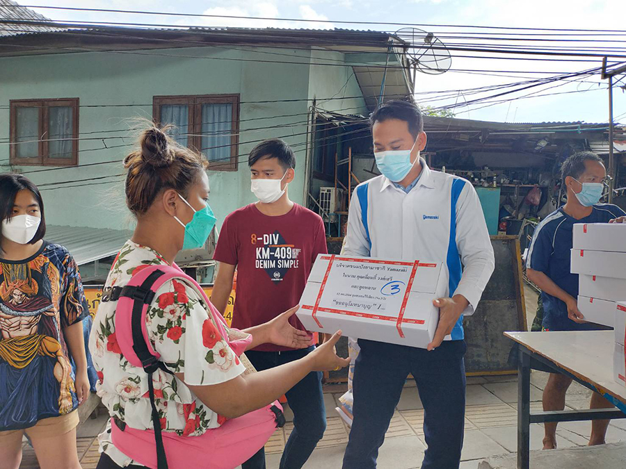 Mr. Phutawan showed a sign displaying the donor names.