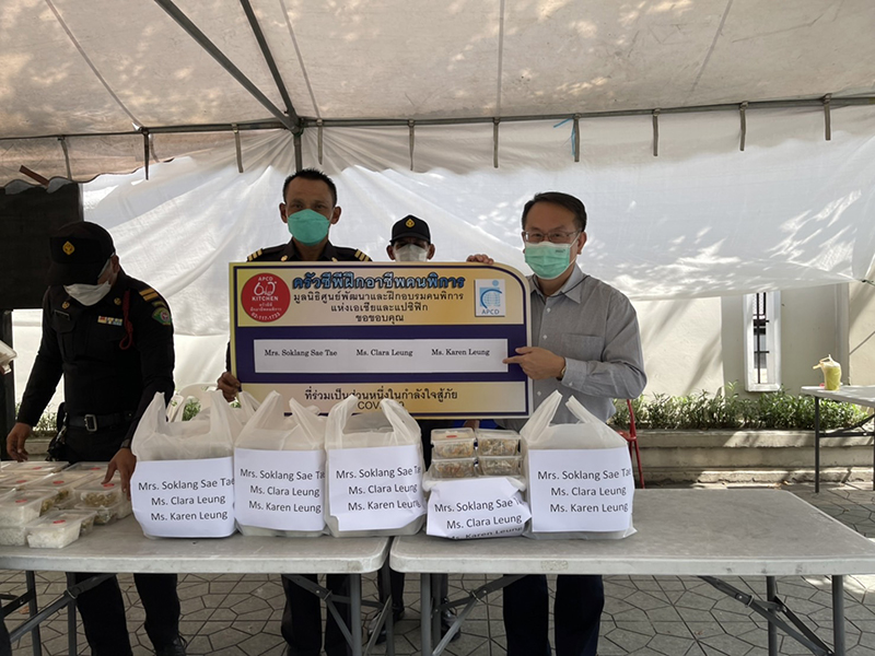 5 November 2021, Mr. Piroon Laismit, brought the lunch boxes from the contribution of donors, implementing the "Sapanboon" Campaign for vulnerable groups at Pra Pinklao Bridge. Donations were from Mrs. Soklang Sae Tae, Ms. Clara Leung, Ms. Karen Leung to the vulnerable groups at Pra Pinklao Bridge.