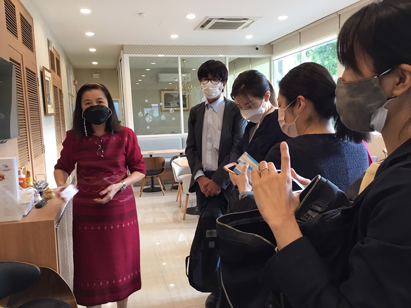 On 13 December 2021, Mr. Toshiyuki OKUI, Representative of Nogezaka Global led Mr. Akiko YOKOHAMA, JICA expert on Elderly care, Ms. Natsuki IWASHITA, Ph.D. candidate, SOKENDAI, the Graduate University for Advanced Studies, Ms.Aimi SATO, Research assistant, Toyo University, and Ms. Mariko OKAYASU, Master’s Student, Asian Institute of Technology(AIT), seeing APCD activities.