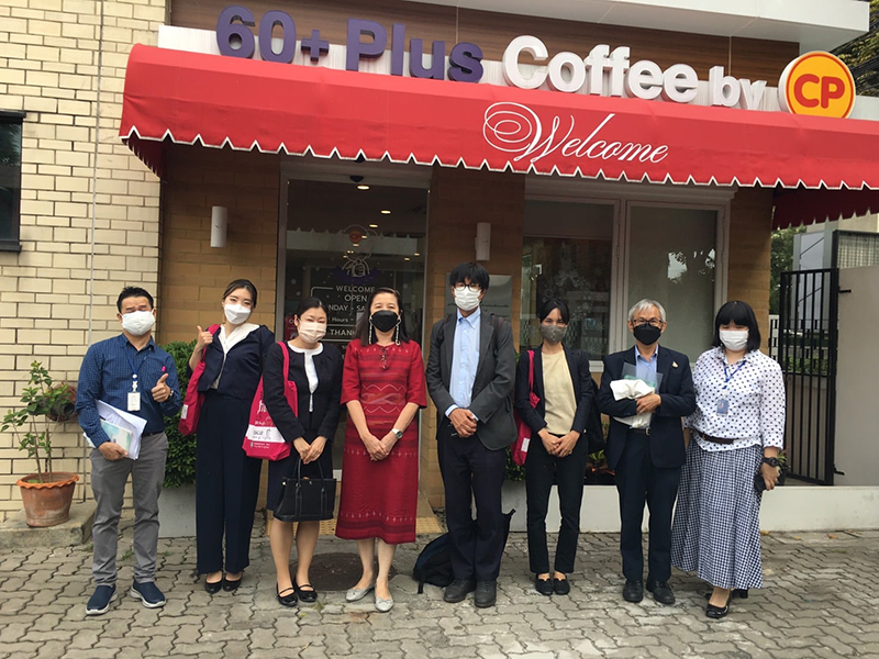 On 13 December 2021, Mr. Toshiyuki OKUI, Representative of Nogezaka Global led Mr. Akiko YOKOHAMA, JICA expert on Elderly care, Ms. Natsuki IWASHITA, Ph.D. candidate, SOKENDAI, the Graduate University for Advanced Studies, Ms.Aimi SATO, Research assistant, Toyo University, and Ms. Mariko OKAYASU, Master’s Student, Asian Institute of Technology(AIT), seeing APCD activities.