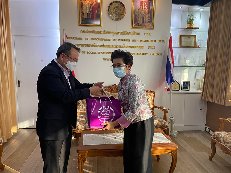 On 14 December 2021, Mr. Piroon Laismit (APCD Executive Director) presented the token of appreciation on the New Year greetings 2022 to Ms. Saranpat Anumatrajkij, Director-General of Department of Empowerment of Persons with Disabilities, the Ministry of Social Development and Human Security, Bangkok.
