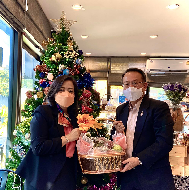 On 15 December 2021, Mr. Piroon Laismit (APCD Executive Director) presented the token of appreciation on the New Year greetings 2022 to Mrs. Jatuporn Rojanapanich, Director-General Department of Children and Youth, the Ministry of Social Development and Human Security, Bangkok.