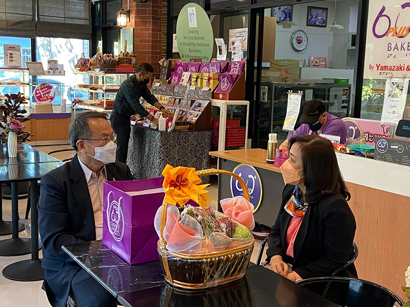 On 15 December 2021, Mr. Piroon Laismit (APCD Executive Director) presented the token of appreciation on the New Year greetings 2022 to Mrs. Jatuporn Rojanapanich, Director-General Department of Children and Youth, the Ministry of Social Development and Human Security, Bangkok.