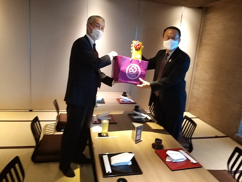 On 16 December 2021, Mr. Piroon Laismit, Executive Director of APCD, presented a token of appreciation for the New Year greetings for 2022 to Mr. Morita Takahiro, Chief Representative, JICA Thailand Office at the Westin Grande Sukhumvit Bangkok, Thailand.