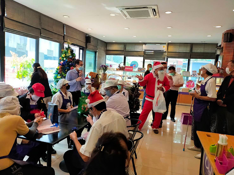 President of THAI YAMAZAKI and team visited APCD 60+ Plus Bakery and Café by Yamazaki project, hosted a Lunch and gave some gifts with Santa for staff with disabilities of APCD 60+ Plus Bakery and Café by Yamazaki at APCD Headquater.