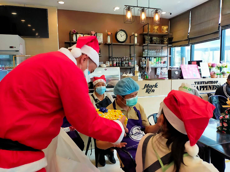 President of THAI YAMAZAKI and team visited APCD 60+ Plus Bakery and Café by Yamazaki project, hosted a Lunch and gave some gifts with Santa for staff with disabilities of APCD 60+ Plus Bakery and Café by Yamazaki at APCD Headquater.