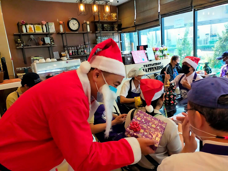 President of THAI YAMAZAKI and team visited APCD 60+ Plus Bakery and Café by Yamazaki project, hosted a Lunch and gave some gifts with Santa for staff with disabilities of APCD 60+ Plus Bakery and Café by Yamazaki at APCD Headquater.