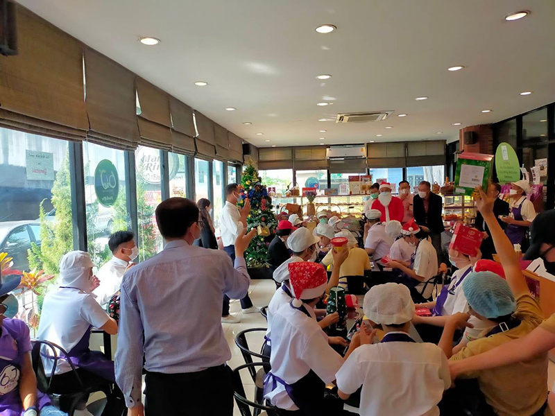 President of THAI YAMAZAKI and team visited APCD 60+ Plus Bakery and Café by Yamazaki project, hosted a Lunch and gave some gifts with Santa for staff with disabilities of APCD 60+ Plus Bakery and Café by Yamazaki at APCD Headquater.