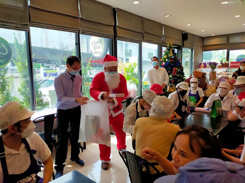 President of THAI YAMAZAKI and team visited APCD 60+ Plus Bakery and Café by Yamazaki project, hosted a Lunch and gave some gifts with Santa for staff with disabilities of APCD 60+ Plus Bakery and Café by Yamazaki at APCD Headquater.