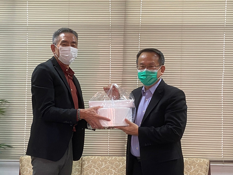 Season's Greetings & Happy New Year 2022, Mr.Masami Akiyama (President of THAI YAMAZAKI CO., LTD.) and team extended the best wishes to Mr. Piroon Laismit (APCD Executive Director). 