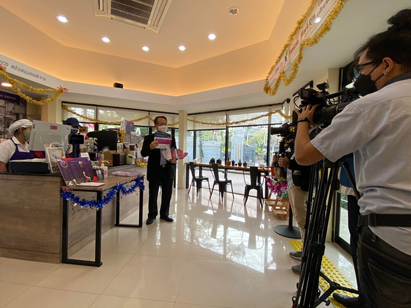 On 21 December 2021, a TV program namely “Kon Thai Taei Rom Rachan” released on Channel5, interviewed Mr. Piroon Laismit at the APCD 60+ Plus Bakery& Chocolate Café by Yamazaki and Marklin at the Government House project.  He gave an interview about the background of this project and updated the current and upcoming international collaborations among APCD, JICA, and TICA. He also mentioned the APCD 60+Plus Kitchen by CP project that is having a test-run at the APCD Headquarter.  