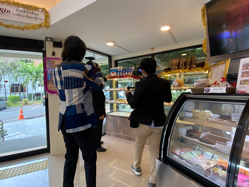 a TV program namely “Kon Thai Taei Rom Rachan” released on Channel5, interviewed Mr. Piroon Laismit at the APCD 60+ Plus Bakery& Chocolate Café by Yamazaki and Marklin at the Government House project.