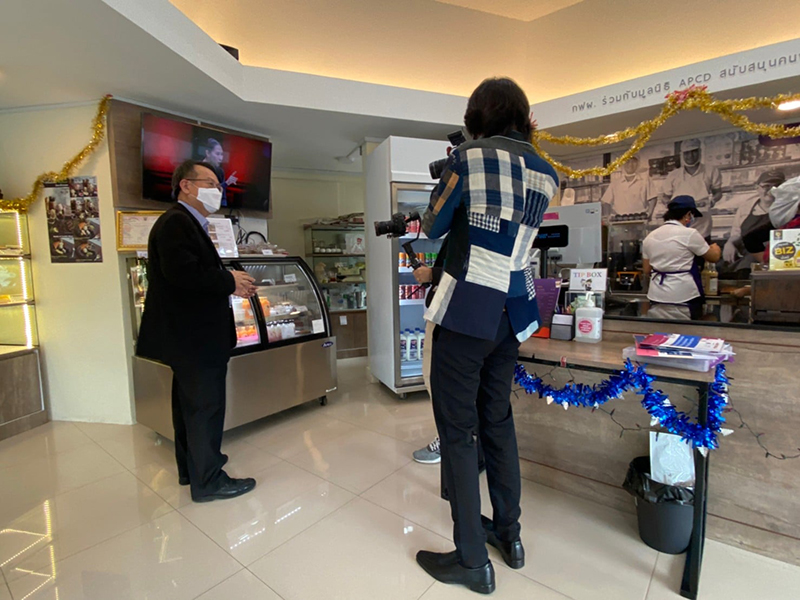 a TV program namely “Kon Thai Taei Rom Rachan” released on Channel5, interviewed Mr. Piroon Laismit at the APCD 60+ Plus Bakery& Chocolate Café by Yamazaki and Marklin at the Government House project.