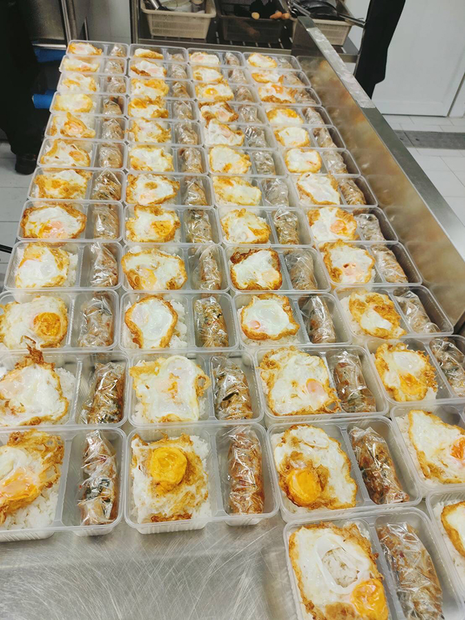 There were 140 meal boxes of fried pork with garlic pepper and a fried egg on rice was prepared to be delivered. 