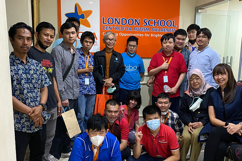 3.	Mr. Somchai organized a meeting with the ASEAN Autism Network Secretariat Office on 17 October 2022, to transfer experiences and deliver work to the London School Centre for Autism Awareness (LSCAA).