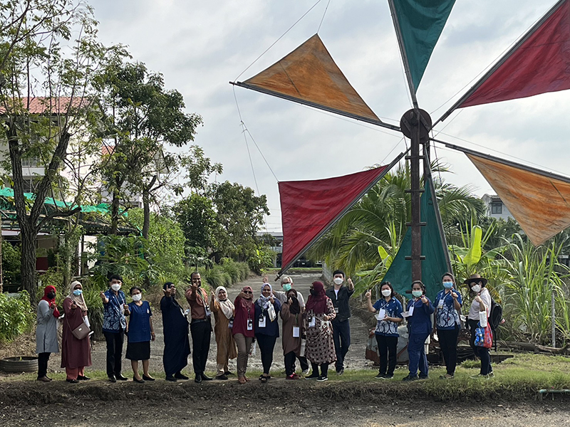 7.	The participants actively participated in rice field and planted the rice together.