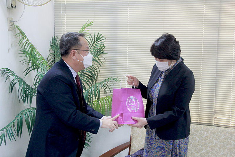 2.	Mr. Piroon Laismit, APCD Executive Director, presented Ms. Sachiko Imoto, Senior Vice President of JICA Headquarters, with APEC Chocolate OEM sets produced by individuals with disabilities.