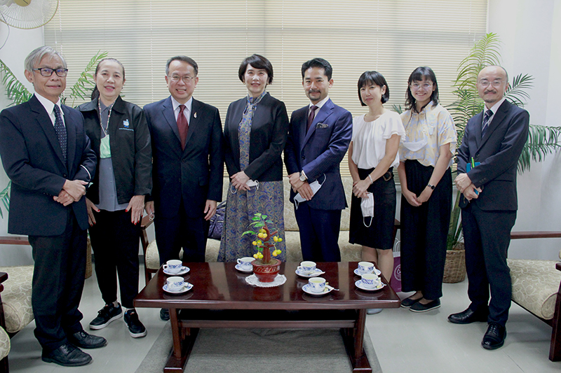 After the discussion, representatives from JICA and APCD posed for a group photo.