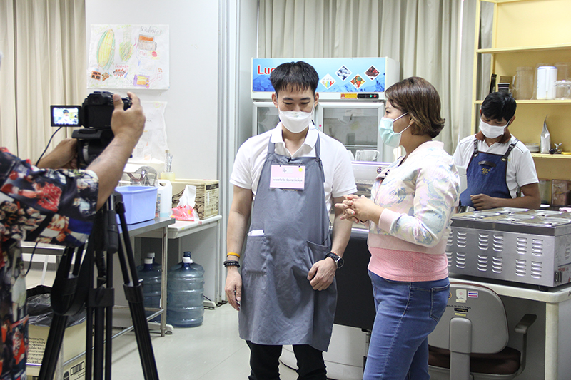 On September 30, 2022, Sook Baab Thai Jai Suan Peeang program, broadcasting on Thai TV Channel 5, visited APCD to film the 60+ Plus Disability-Inclusive Business (DIB) and vocational training for people with disabilities at The Asia-Pacific Development Center on Disability (APCD). It is to promote the potential of people with disabilities to have sustainable Disability-Inclusive careers and to raise public awareness of the benefits of an inclusive society.