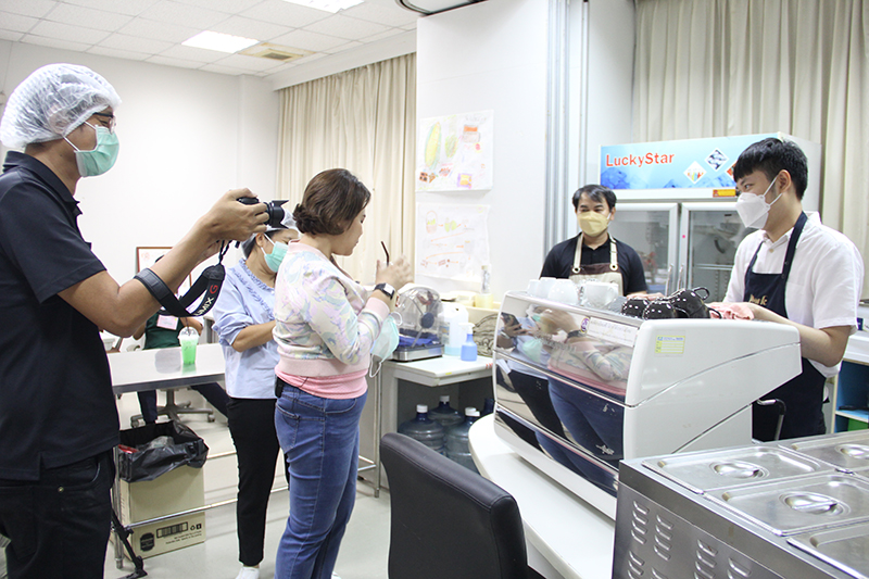 On September 30, 2022, Sook Baab Thai Jai Suan Peeang program, broadcasting on Thai TV Channel 5, visited APCD to film the 60+ Plus Disability-Inclusive Business (DIB) and vocational training for people with disabilities at The Asia-Pacific Development Center on Disability (APCD). It is to promote the potential of people with disabilities to have sustainable Disability-Inclusive careers and to raise public awareness of the benefits of an inclusive society.