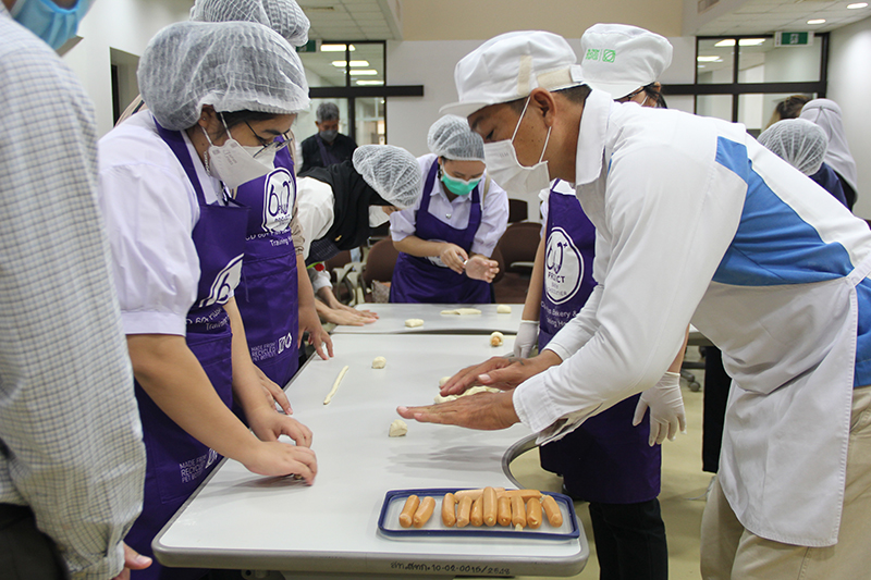 The Saowabha Vocational College together with its students with disabilities and their parents visited APCD