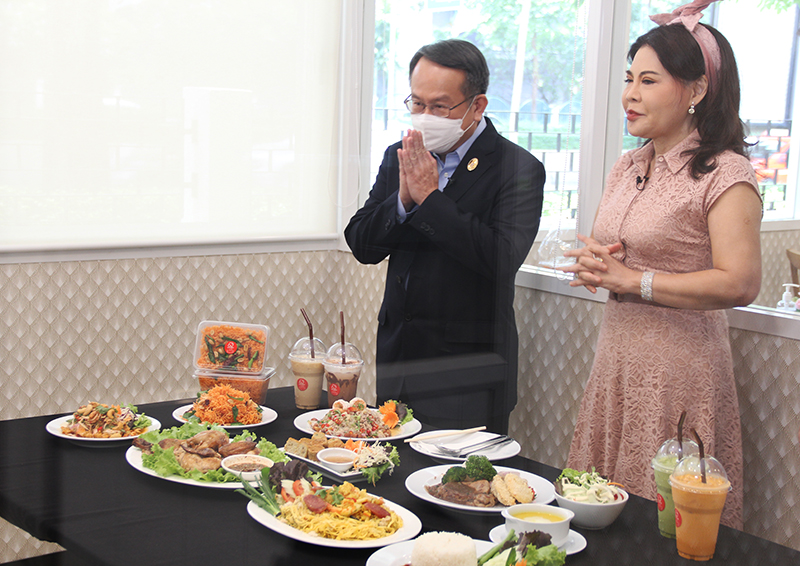 On 22 September 2022, the “Aroi Lert Kub Khun Reed” TV program visited APCD and interviewed Mr. Piroon Laismit (APCD Executive Director) about the APCD 60+ Plus Kitchen by CP project (Disability-Inclusive Business-DIB). 