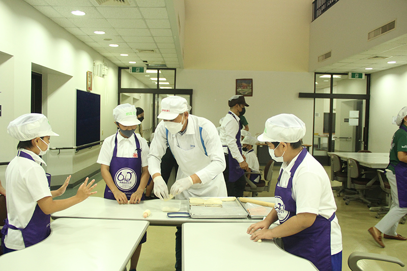 On 4 February 2022, Mr. Piroon Laismit gave welcome remarks to visitors (teachers and students) from the Thai Japanese Association School (TJAS) and wished them a happy pleasant class.