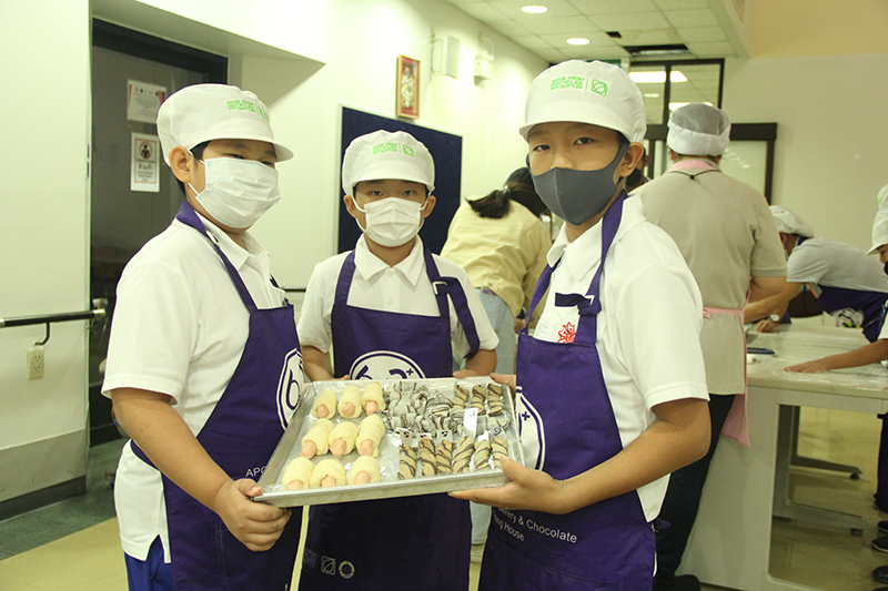 On 4 February 2022, Mr. Piroon Laismit gave welcome remarks to visitors (teachers and students) from the Thai Japanese Association School (TJAS) and wished them a happy pleasant class.