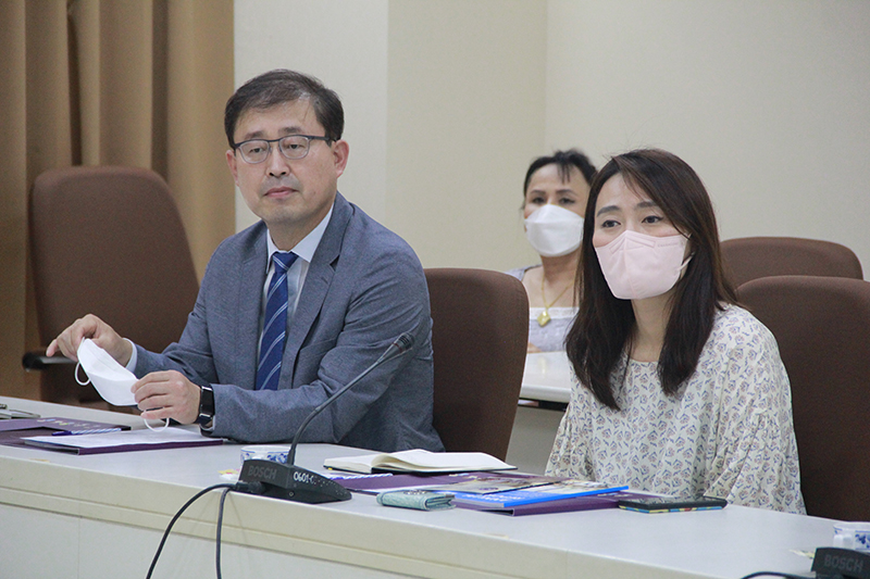 2.	(From Left to right) Mr. Seok Yonghwa, General Manager of KEAD-Daegu Vocational Competency Development Institute, and Ms. Jung Minjeon, Deputy General Manager, Headquarter, Communication & Cooperation Division, viewed an APCD presentation on regional disability development.