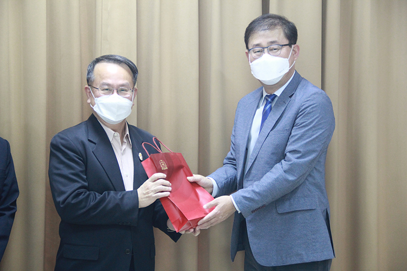 4.	Mr. Seok Yonghwa gave Mr. Piroon Laismit, the Executive Director of APCD, a gift from South Korea as a thank you.