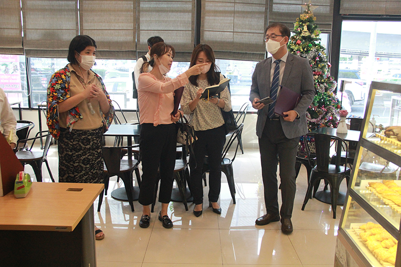 5.	At the APCD 60+Plus bakery and café in Ratchawithi area, visitors learned about the on-the-job training program for Thai individuals with disabilities.  