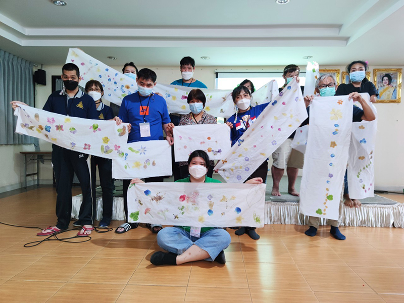 At the Golden Jubilee Museum of Agriculture (Wisdom Farm), a group photo of participants and APCD staff with their floral-printed artwork was taken.