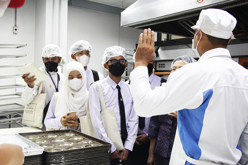 On 27 July 2022, Ms. Thitiporn Chirasawadi, the Director of Devawongse Varopakarn Institute of Foreign Affairs, Ministry of Foreign Affairs of Thailand, led Devawongse Varopakarn Institute team and University students from Southern Thailand to visit APCD.