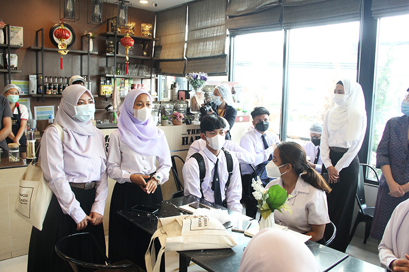 On 27 July 2022, Ms. Thitiporn Chirasawadi, the Director of Devawongse Varopakarn Institute of Foreign Affairs, Ministry of Foreign Affairs of Thailand, led Devawongse Varopakarn Institute team and University students from Southern Thailand to visit APCD.