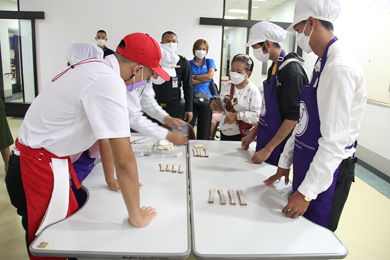 The President of the Royal Thai Army Wives Association, Signal Department Royal Thai Army led her team to visit APCD