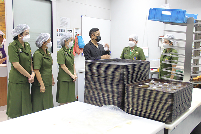 The President of the Royal Thai Army Wives Association, Signal Department Royal Thai Army led her team to visit APCD