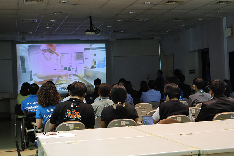 A video presentation showcased the dedication of volunteers as they distributed baked goods to various communities in Bangkok. 