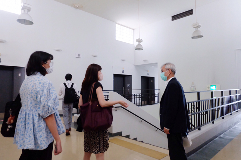 During the friendly-working facility tour at the training building, they discussed their current and past cooperation on disability-inclusive development projects and exchanged views on future collaboration.