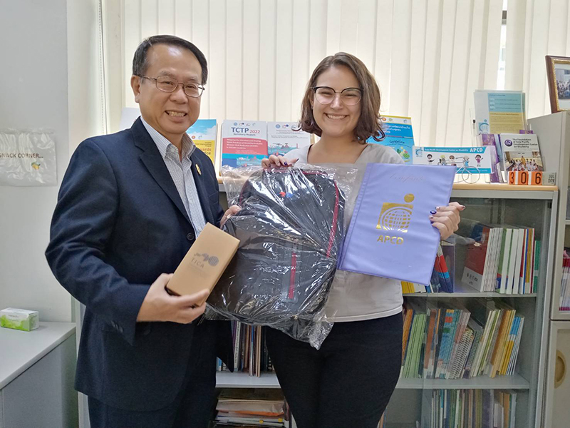 Mr. Piroon Laismit, Executive Director, APCD presented the completion of internship program certificate and souvenirs to Ms. Elizabeth. 