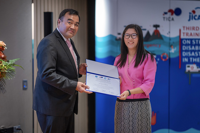 Lieutenant Sorawud Preededilok presented the completed certificate to Ms. Chawisa Thamnimitchok, a participant from Thailand