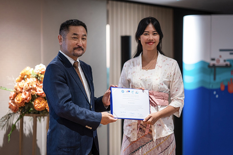 Mr. Suzuki Kazuya, Chief Representative, JICA Thailand presented the completed certificate to Ms. Jessica Novia, a participant from Indonesia