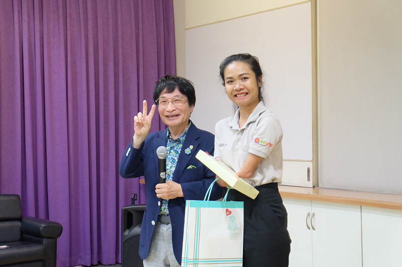 Professor Naoki Ogi, the representative of the visitors, expressed his gratitude to APCD and gave a souvenir to Mr. Siriporn Praserdchat, Logistics Officer of APCD
