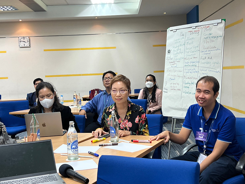 The participants listened to the lecture by Mr. Somchai Rungsilp, Manager of the Community Development Department, and gained awareness about coping strategies.