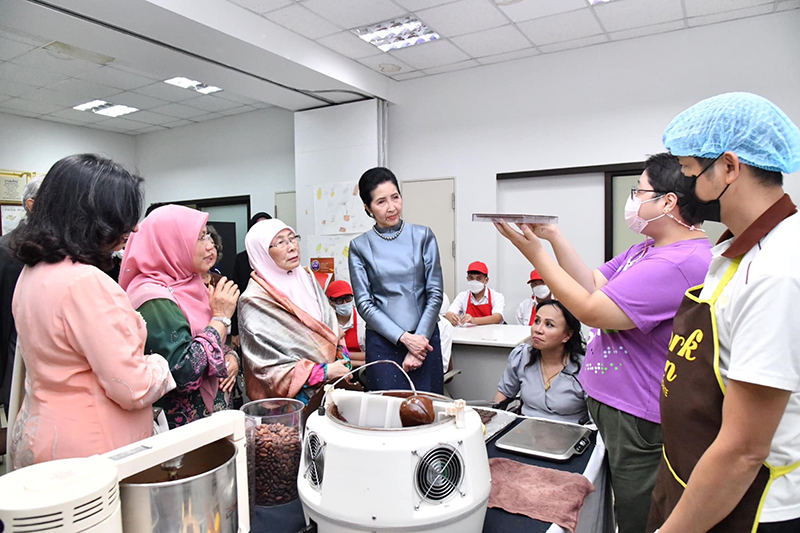 The visitation of the Spouse of the Prime Minister of the Kingdom of Thailand and the spouse of Prime Minister of Malaysia at the Foundation of Asia-Pacific Development Center on Disability