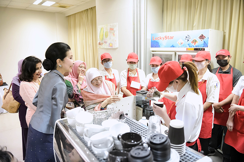 The visitation of the Spouse of the Prime Minister of the Kingdom of Thailand and the spouse of Prime Minister of Malaysia at the Foundation of Asia-Pacific Development Center on Disability