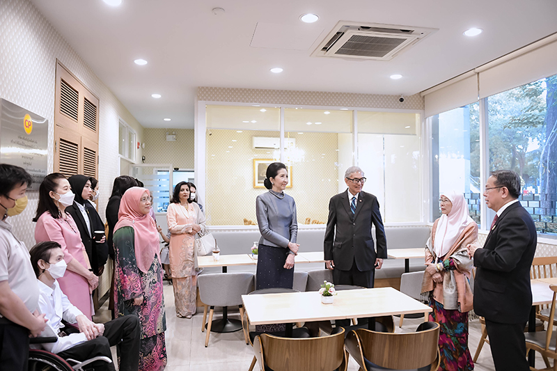 The visitation of the Spouse of the Prime Minister of the Kingdom of Thailand and the spouse of Prime Minister of Malaysia at the Foundation of Asia-Pacific Development Center on Disability