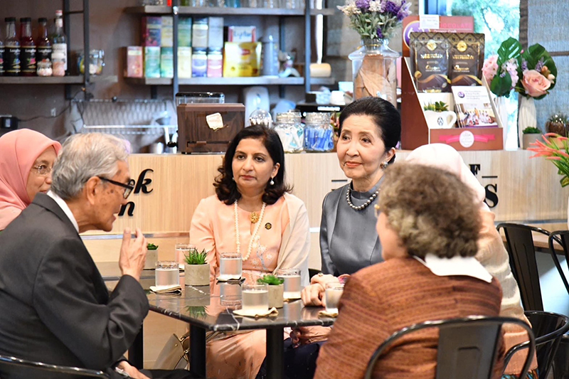 The visitation of the Spouse of the Prime Minister of the Kingdom of Thailand and the spouse of Prime Minister of Malaysia at the Foundation of Asia-Pacific Development Center on Disability