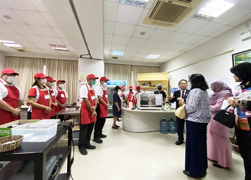 On 7 February 2023, Mr. Piroon Laismit (APCD Executive Director) welcomed YBhg. Datin Catherina (the Spouse of Ambassador of the Ambassador of Malaysia). He showed them the Disability-Inclusive Business (DIB) projects (APCD 60+Plus projects).